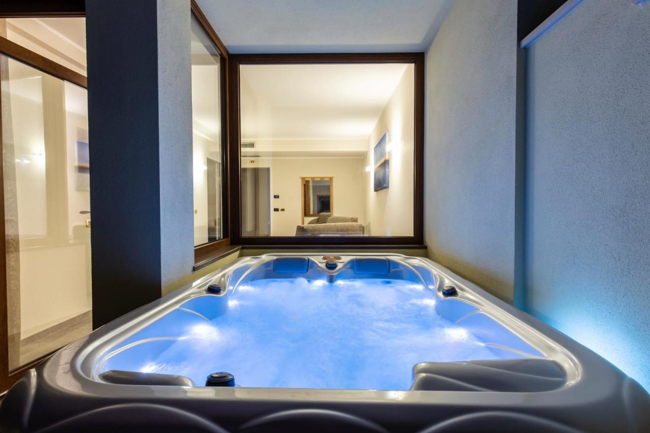 Deluxe Suite Spa Bath