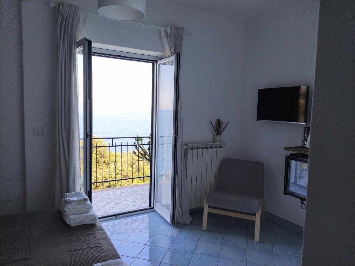 Camera Matrimoniale con Balcone e Vista Mare
