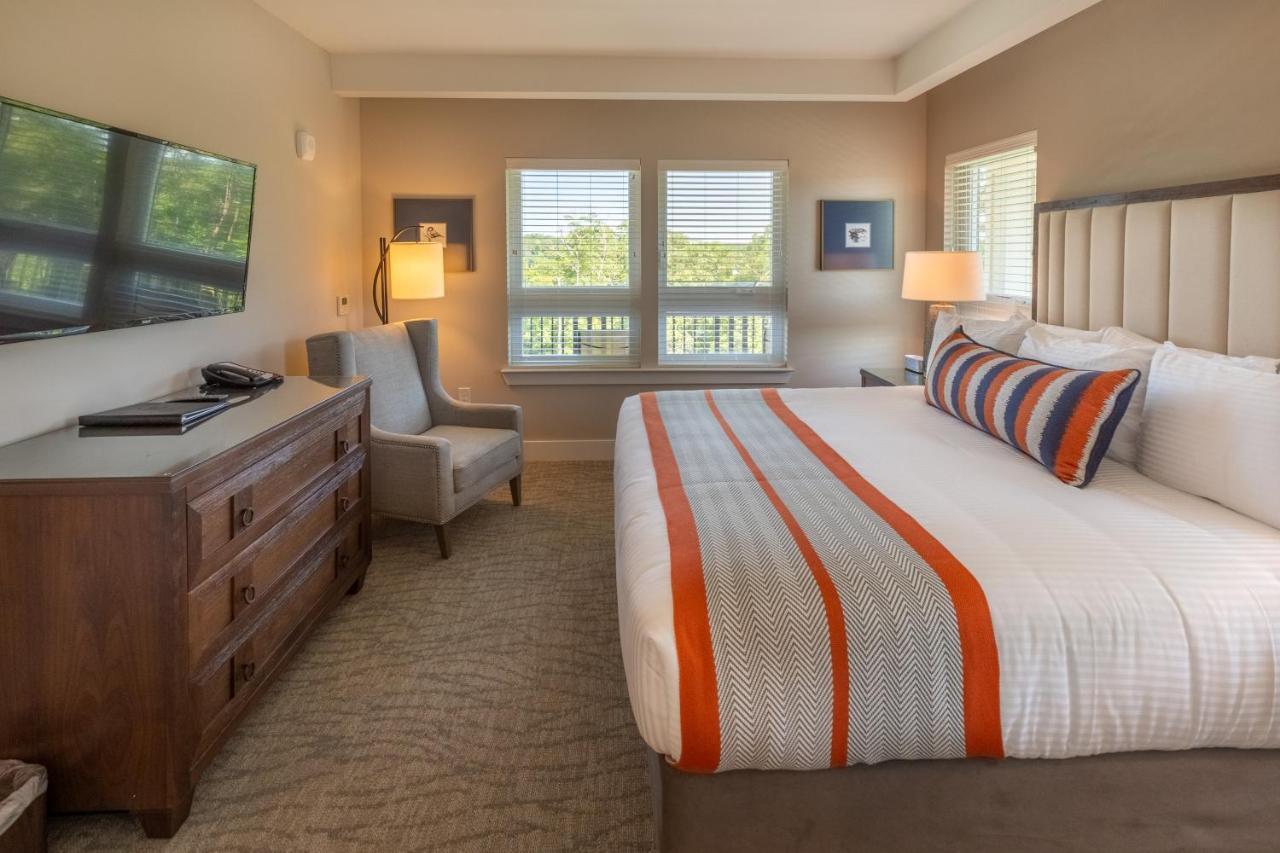 1 Bedroom Suites Kitchen Lakeside View King Bed