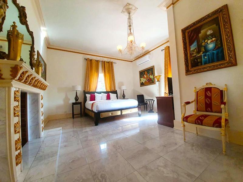 Sapphire Room