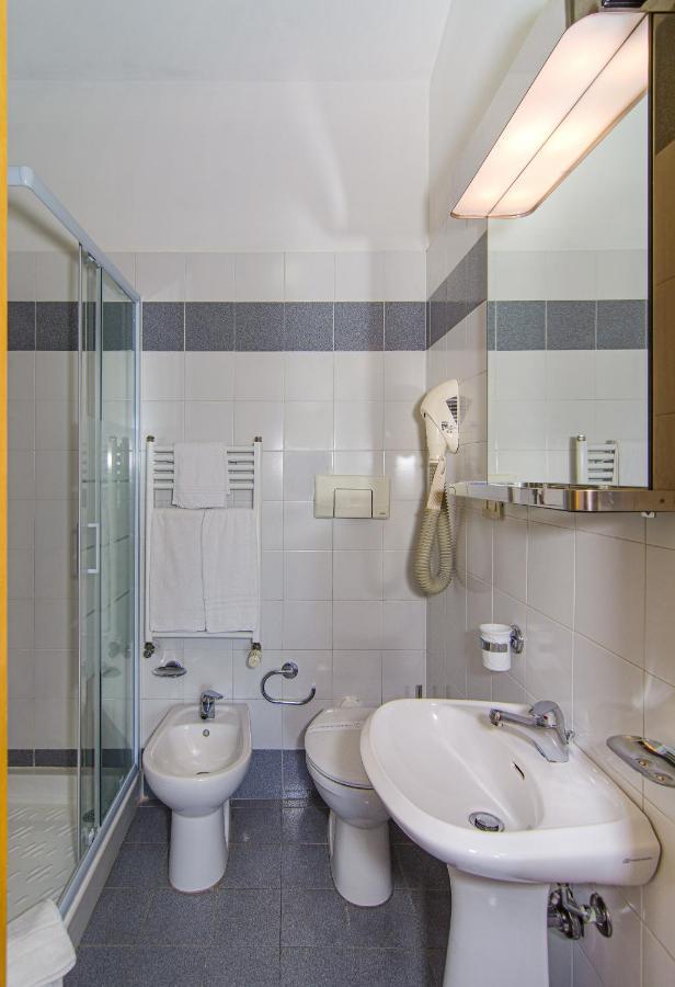Doppel-/Zweibettzimmer mit Balkon