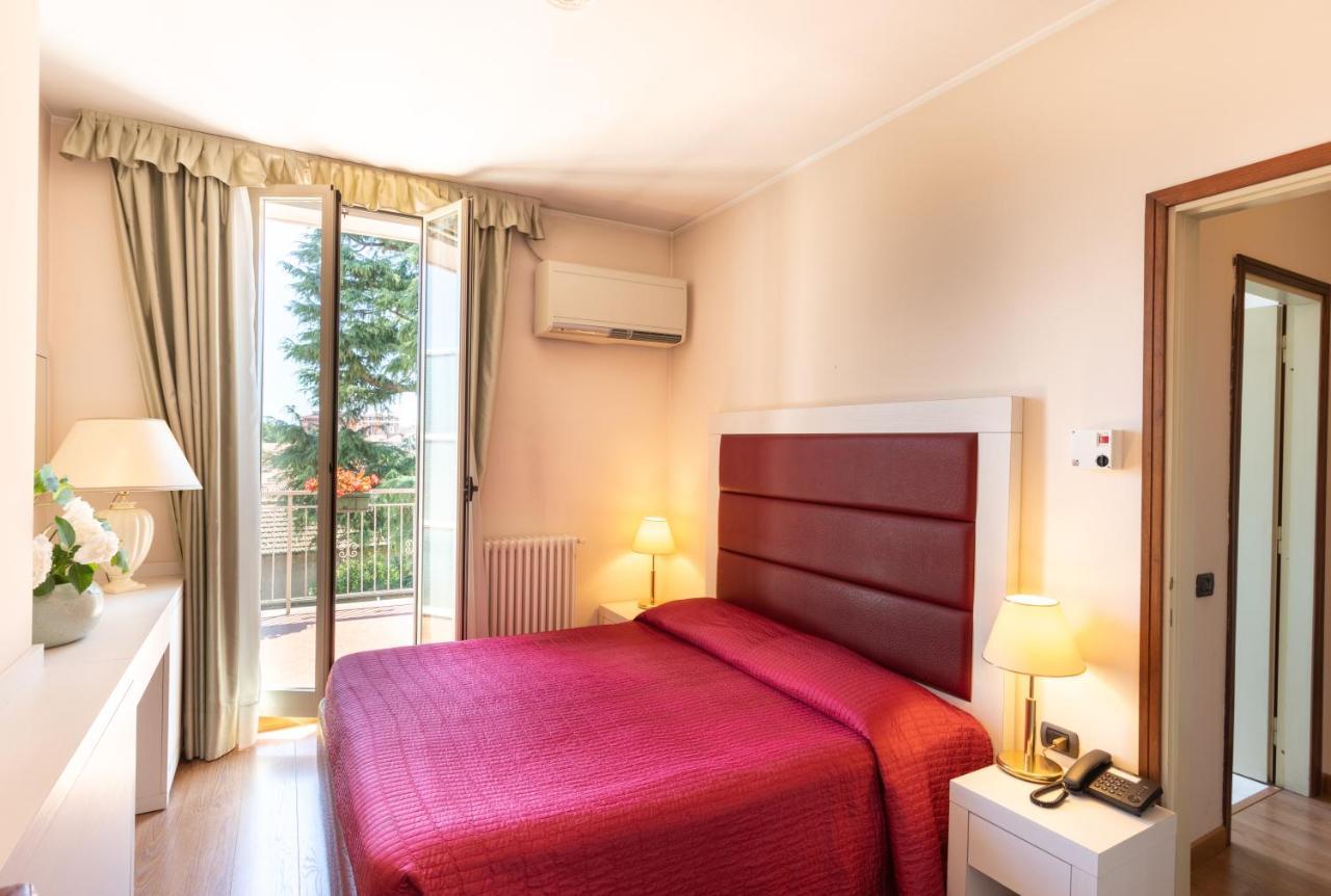 Deluxe Double Room Side Lake View