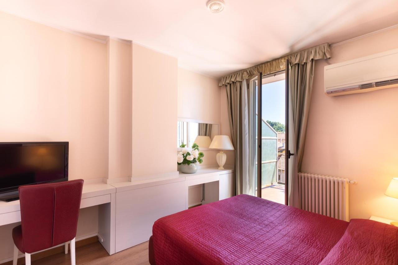 Deluxe Double Room Side Lake View