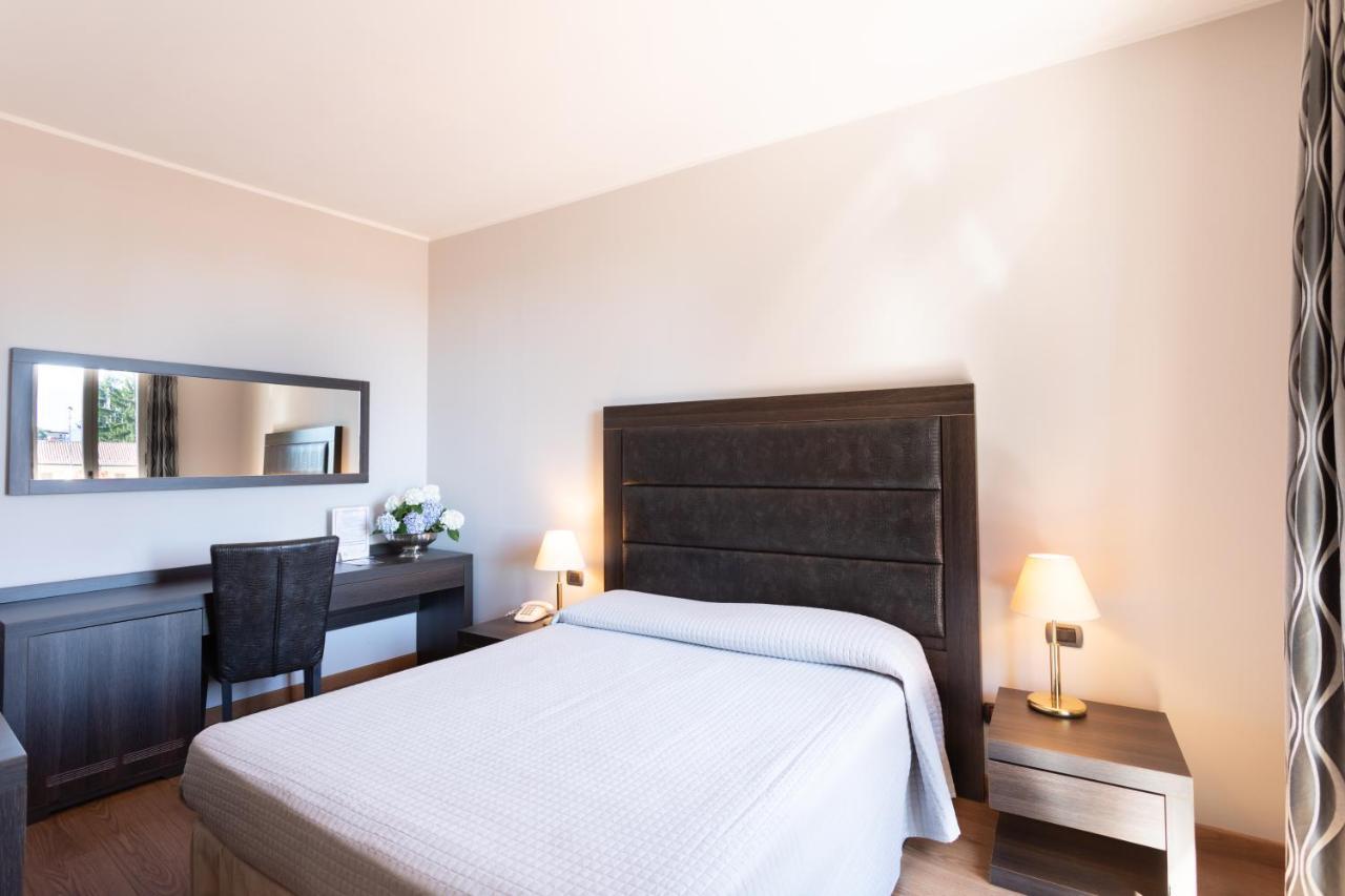 Deluxe Double Room Side Lake View