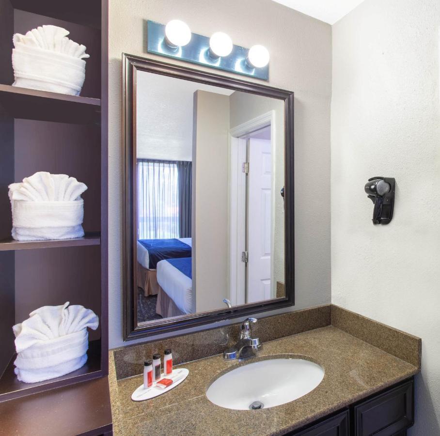 Queen Room with Two Queen Beds with Pool View,1534243174:JPEG