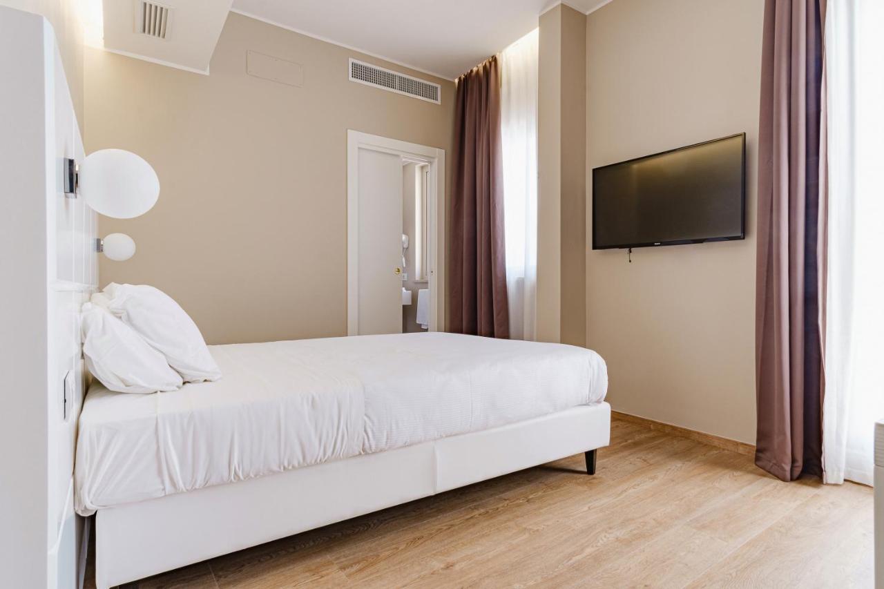 Classic Double Room with French Bed,1008401248:JPEG