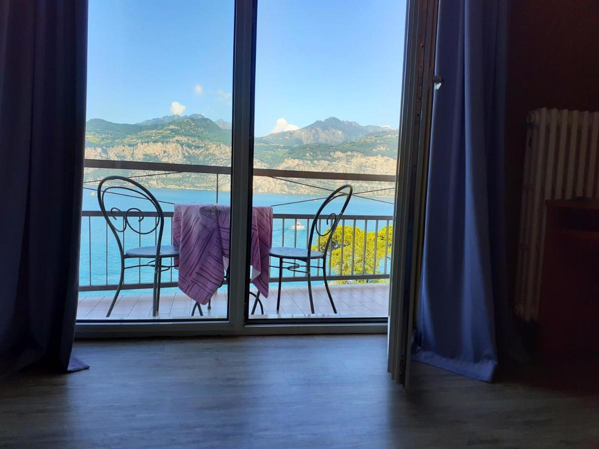 Camera Matrimoniale con Balcone e Vista Lago