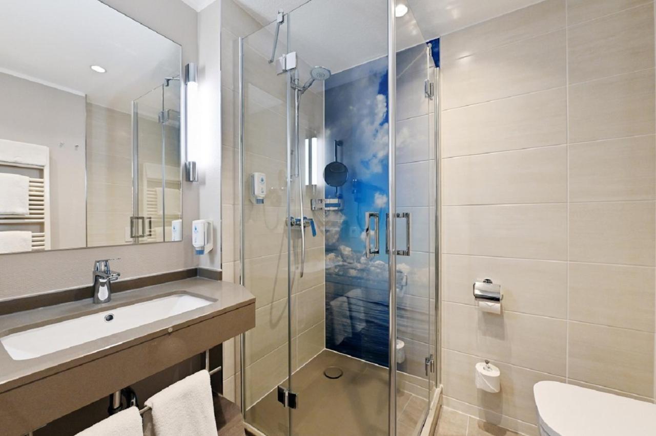 One-Bedroom Apartment Land Side