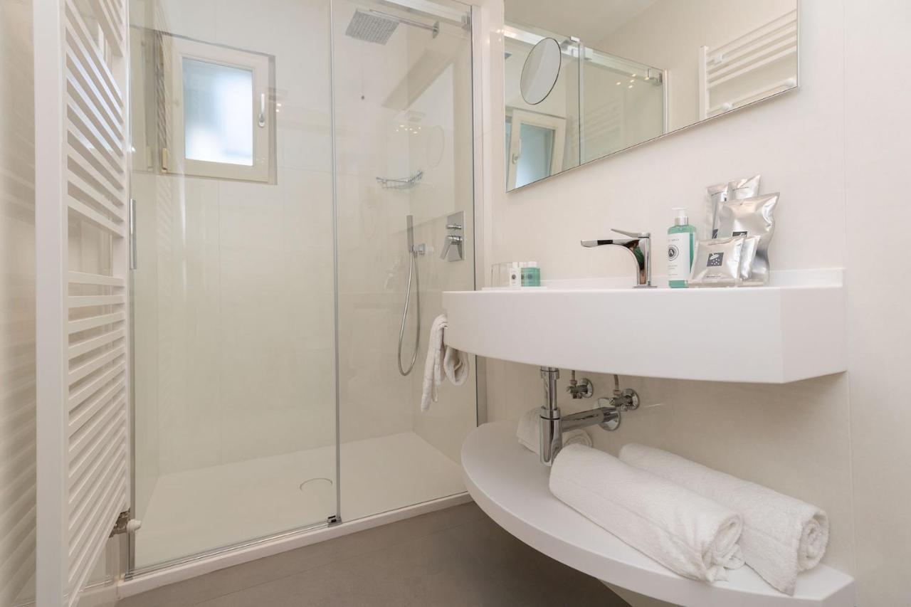 Double or Twin Room Lake View