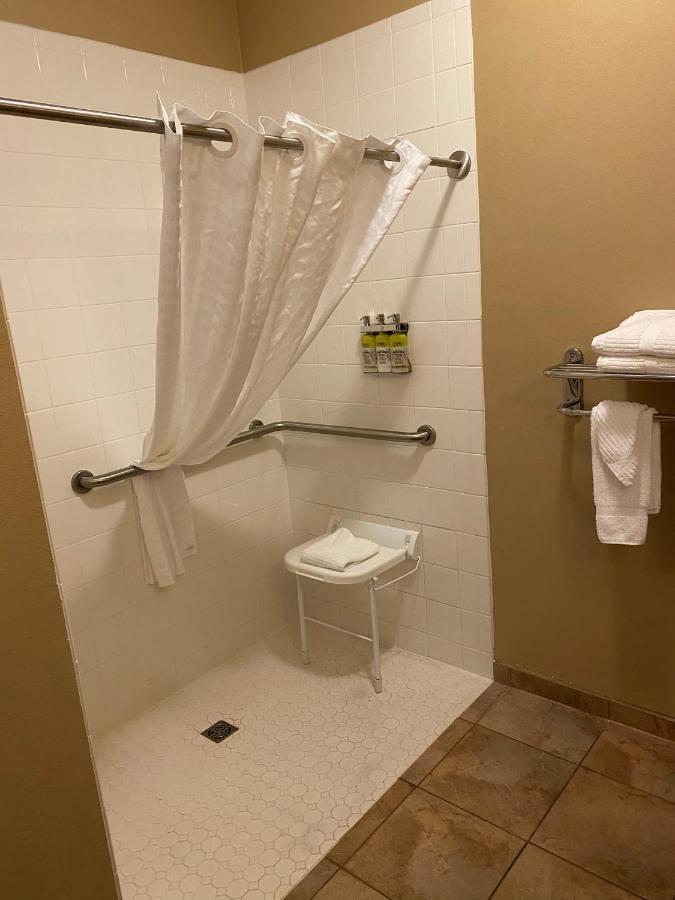 Queen Studio Roll Shower Non-Smoking