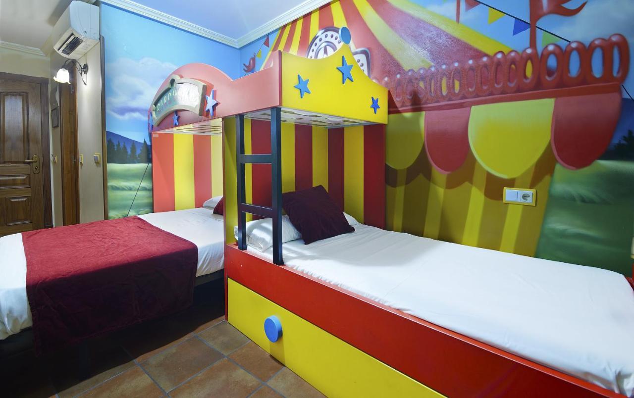 Thematic Room Double Bed Two Single Beds