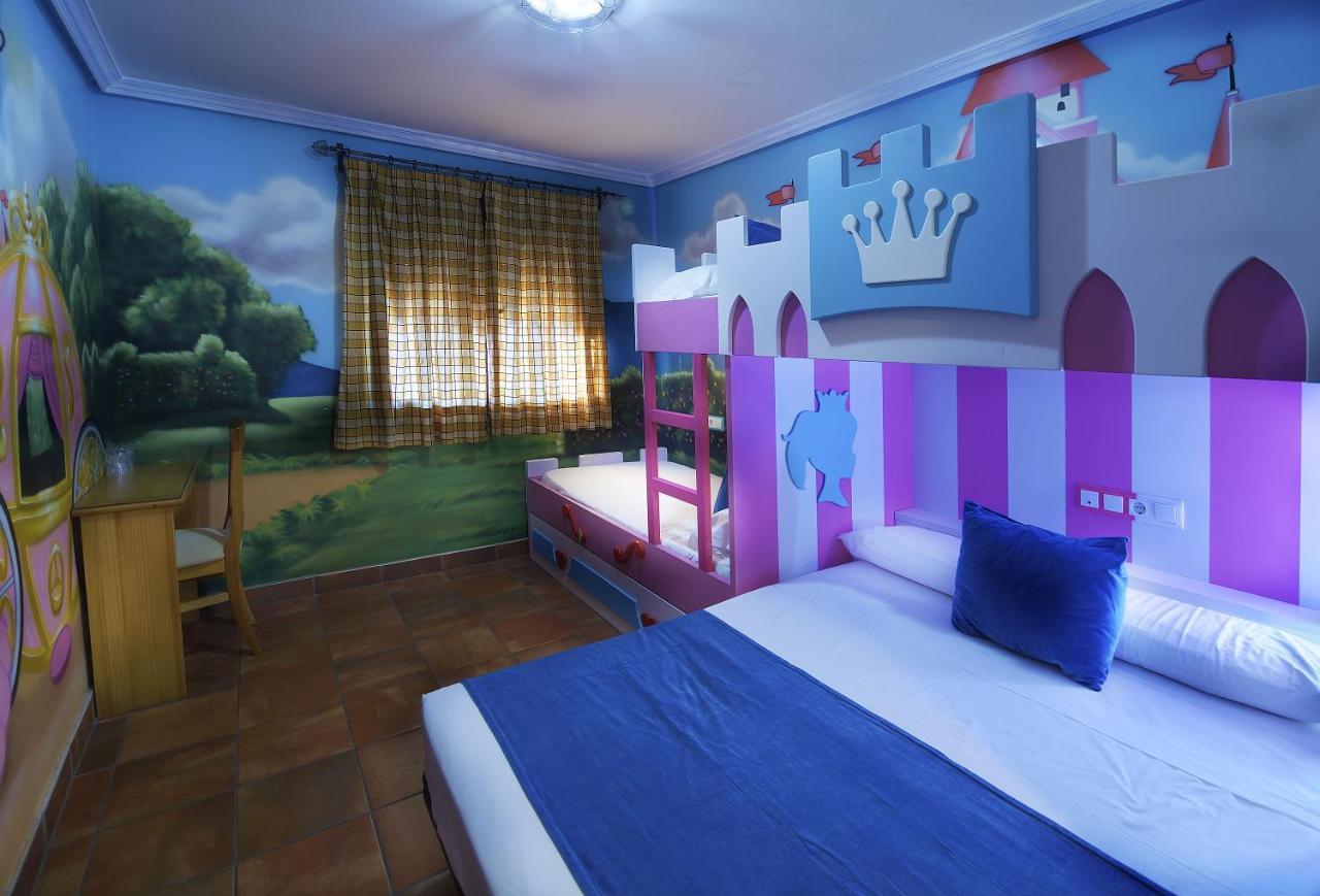 Thematic Room Double Bed Two Single Beds