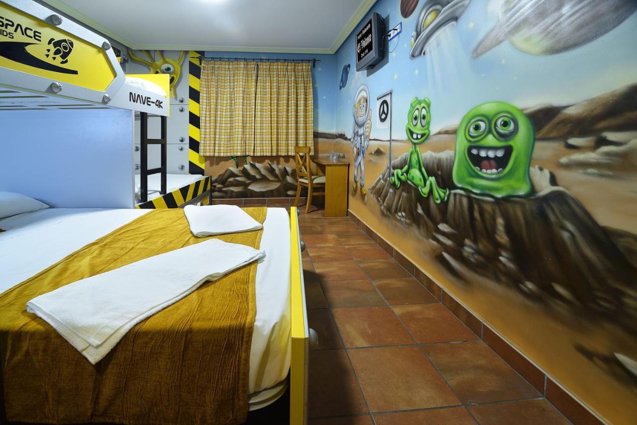 Thematic Room Double Bed Two Single Beds