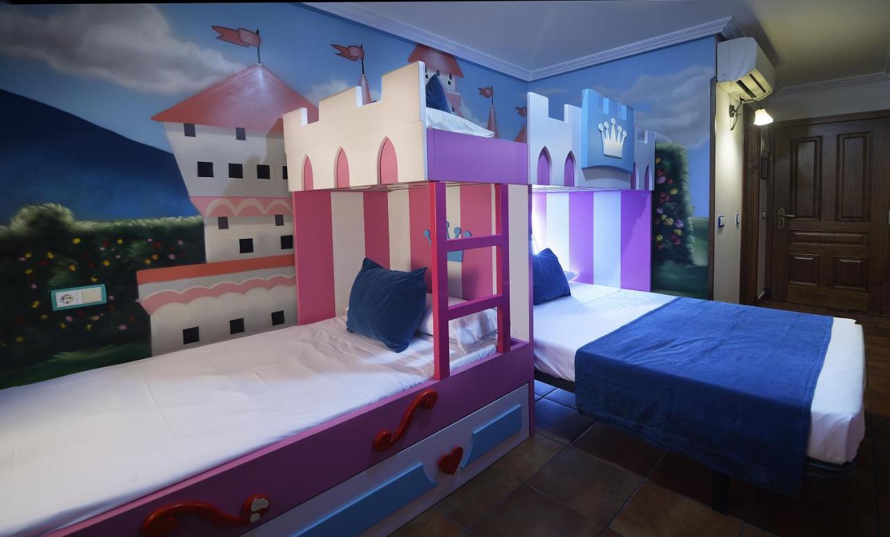 Thematic Room Double Bed Two Single Beds