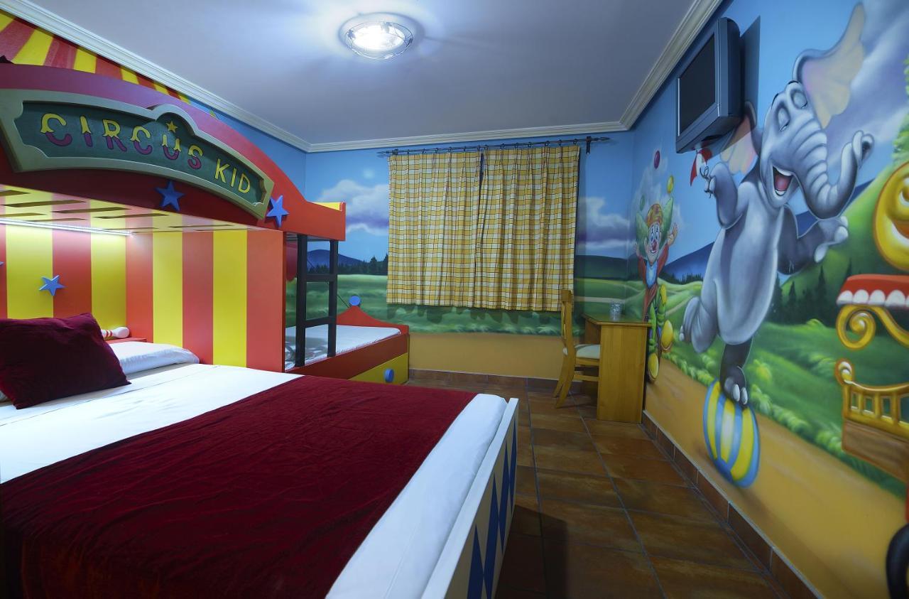 Thematic Room Double Bed Two Single Beds