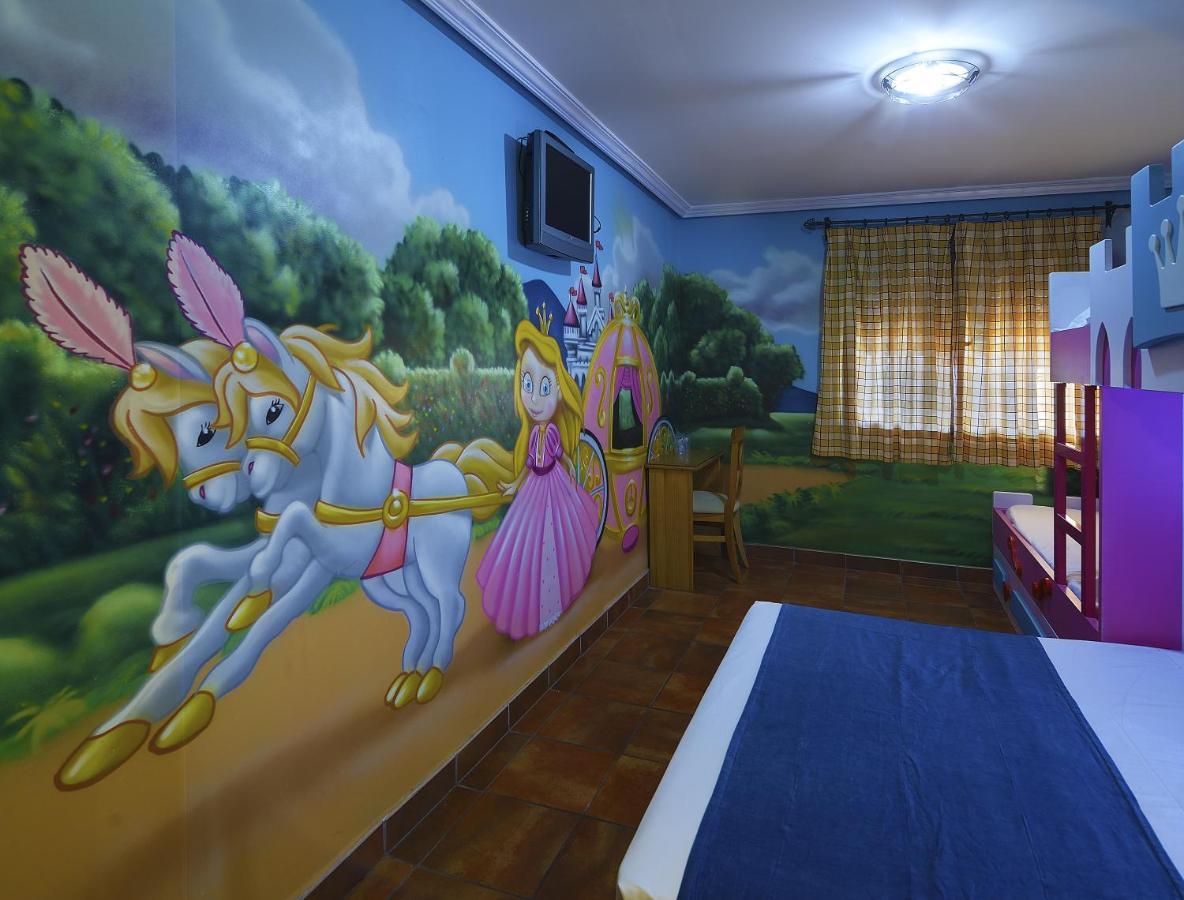 Thematic Room Double Bed Two Single Beds