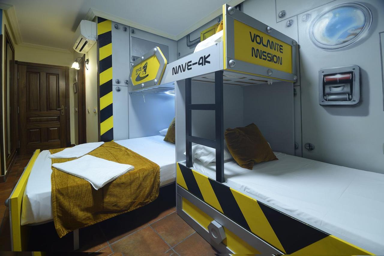 Thematic Room Double Bed Two Single Beds