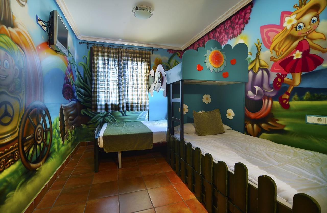 Thematic Room Double Bed Two Single Beds