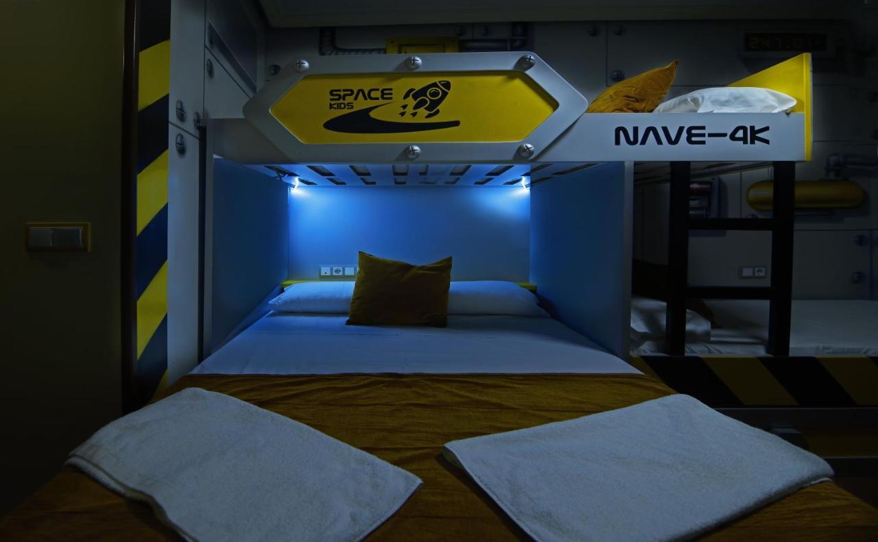Thematic Room Double Bed Two Single Beds