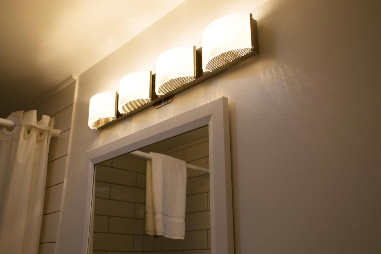 Tiny Queen Room