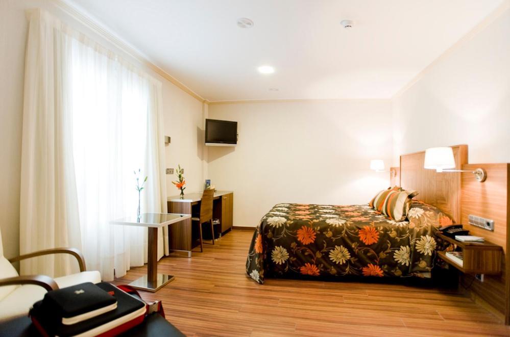 Deluxe Double Room Shower