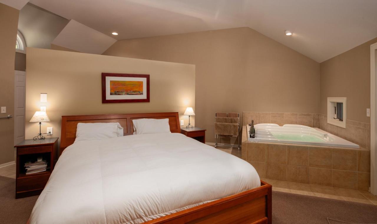King Suite Spa Bath Anniversary Suite