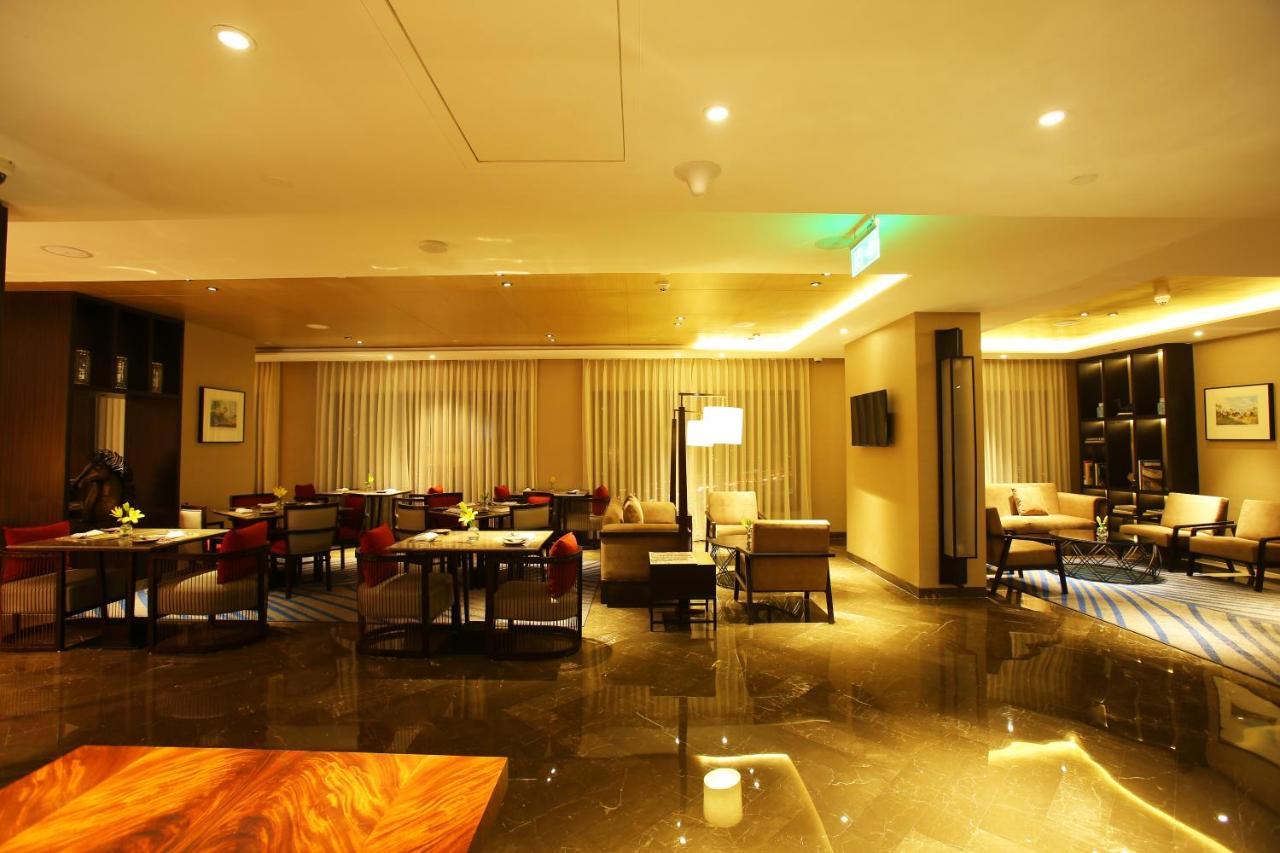 Standard King Room Lounge Access