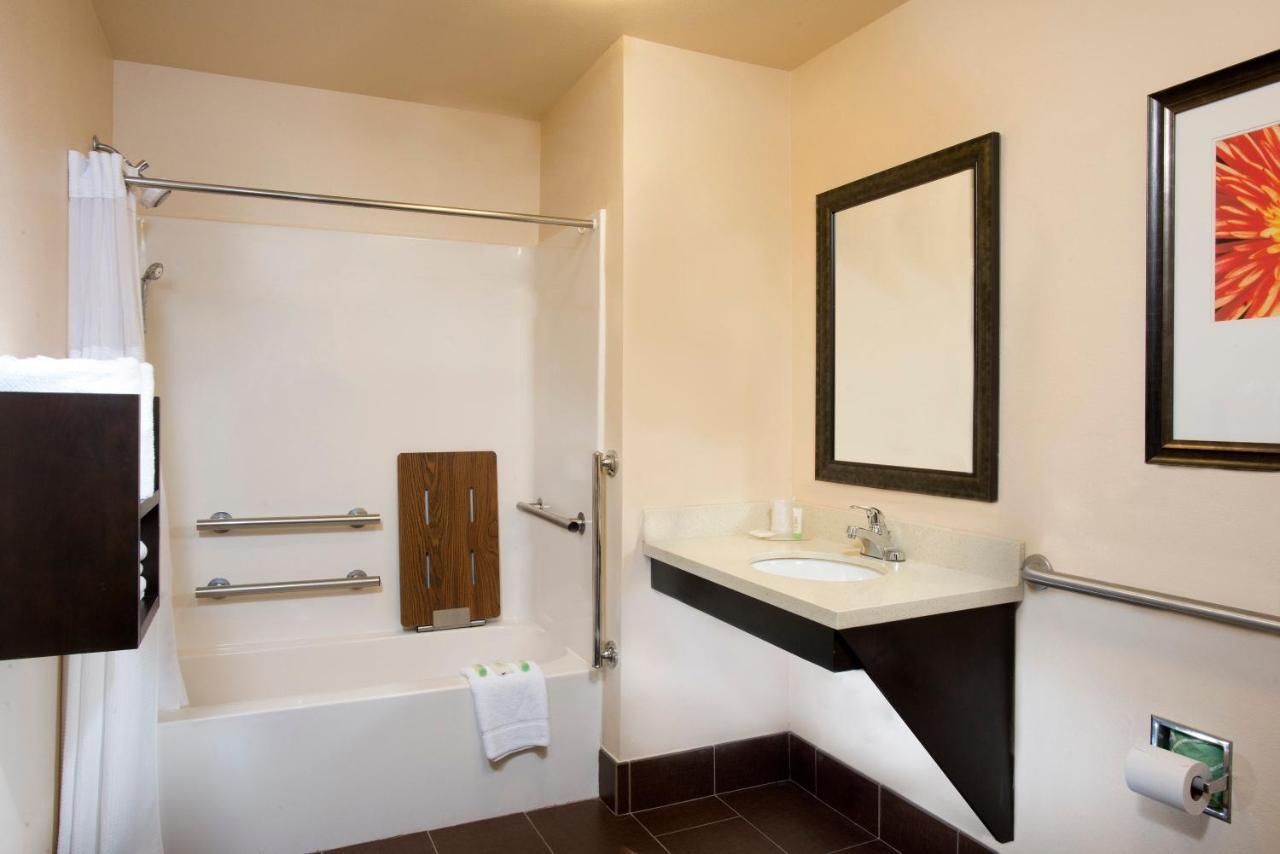 Queen Studio Disability Access Tub