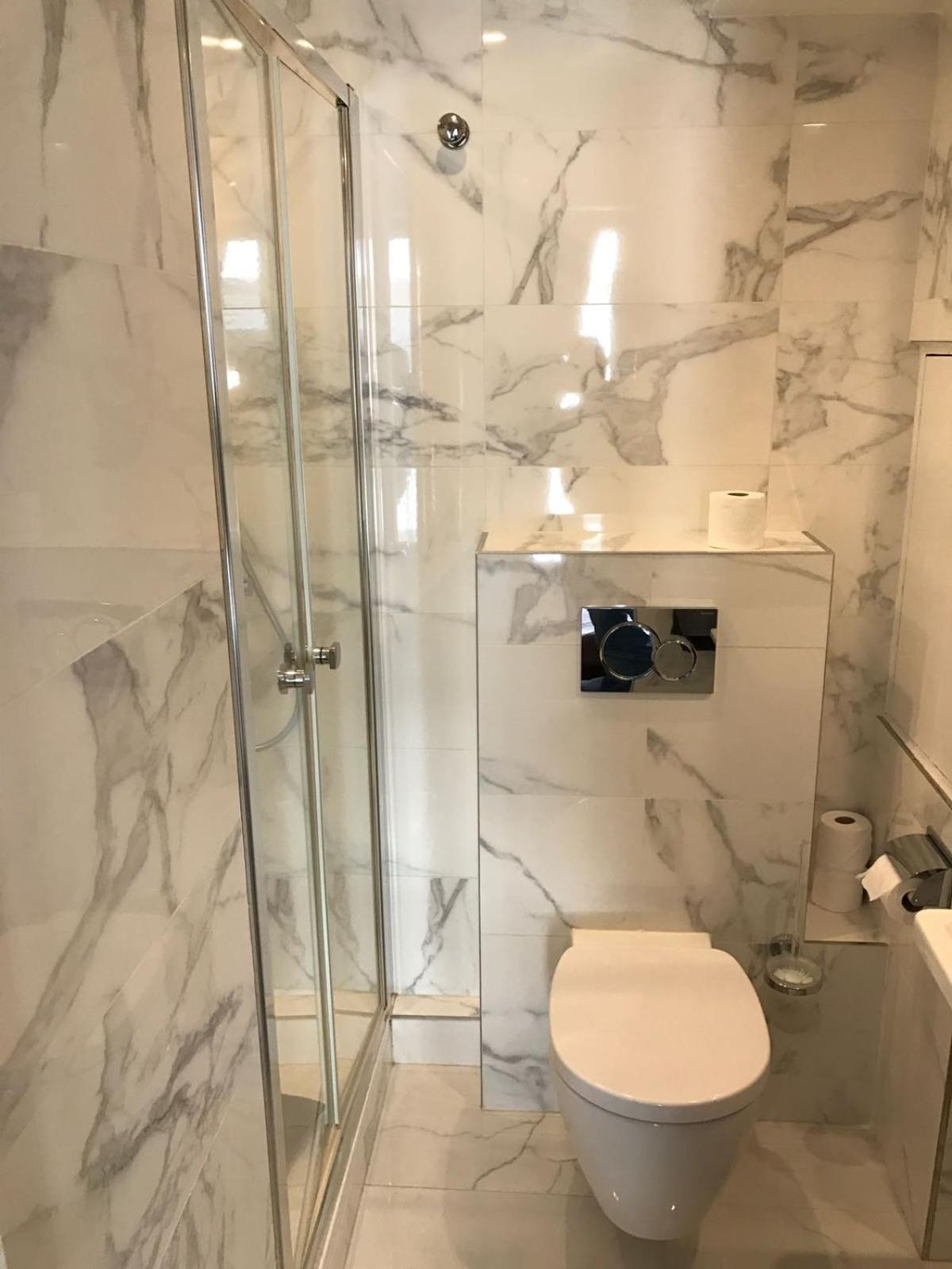 Basic Double Room Shower