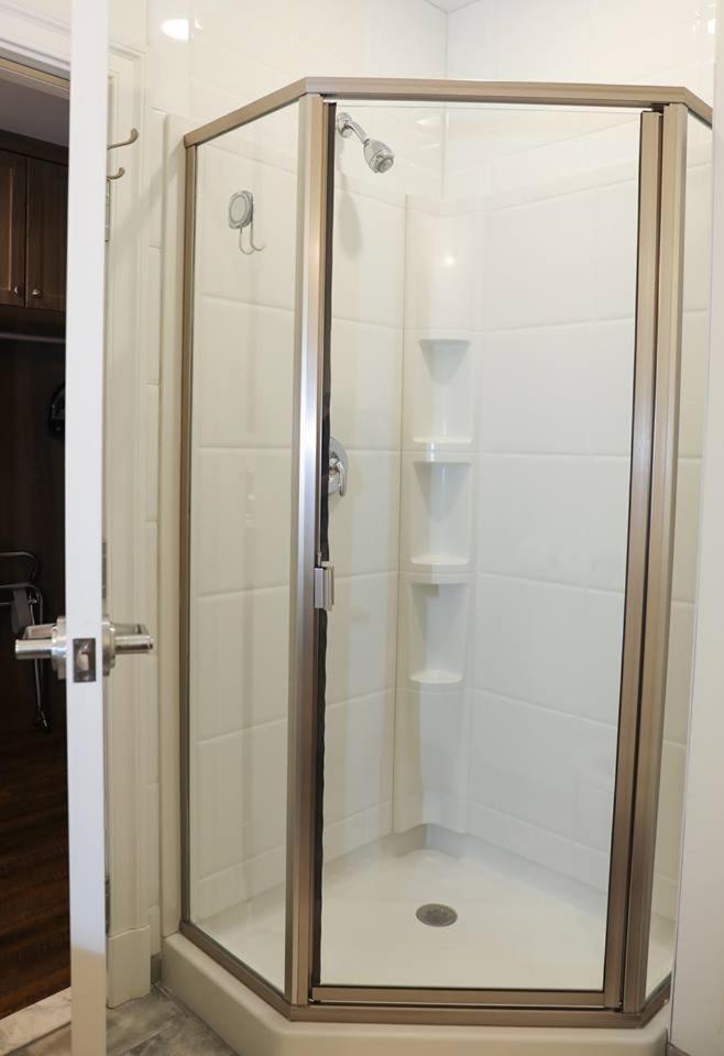 Deluxe Double Room Shower