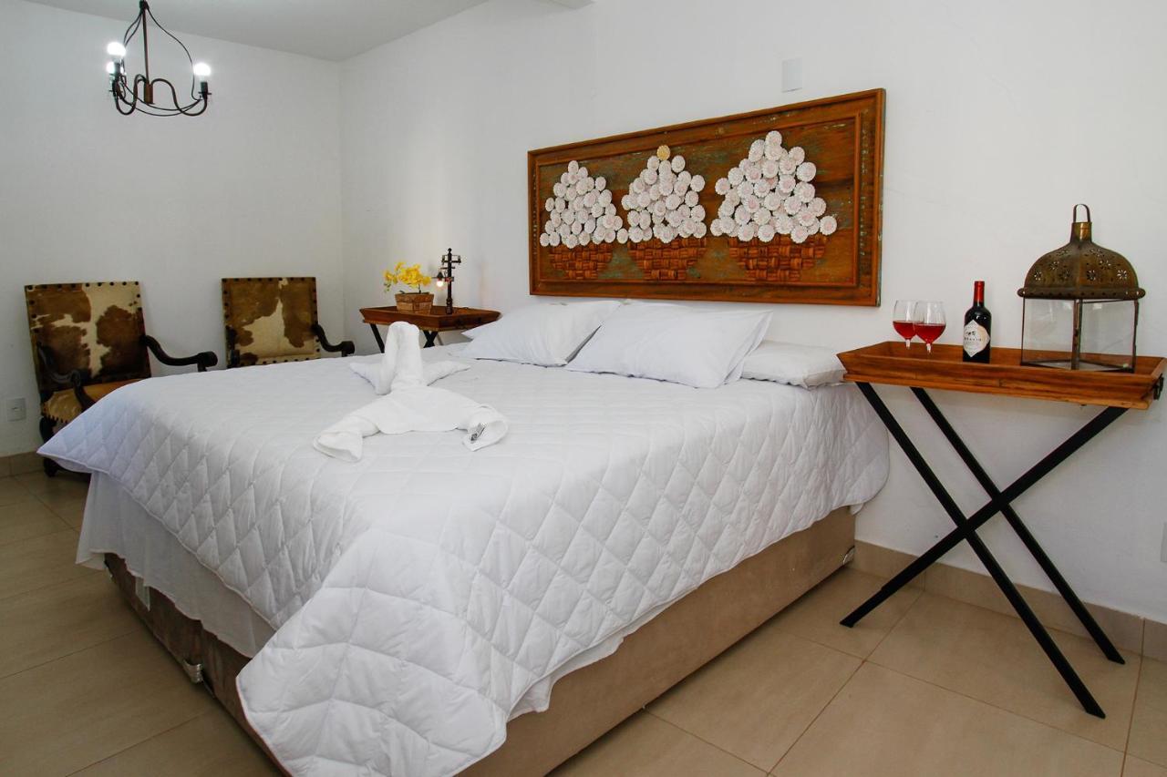 Quarto com Cama King-size e Banheira de Hidromassagem