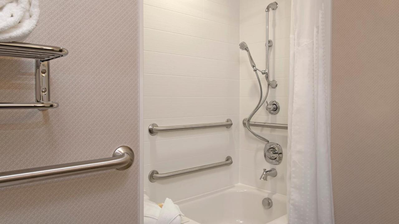 Queen Room Two Queen Beds Mobility Accessible Bathtub,1319550682:JPEG