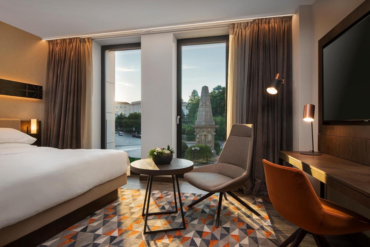 Suite Square View