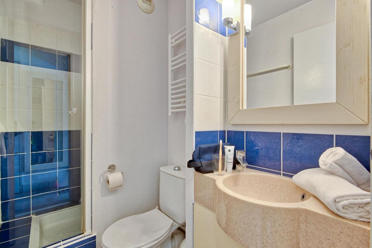 One-Bedroom Apartment Sleeping Alcove Terrace or Balcony Garden View