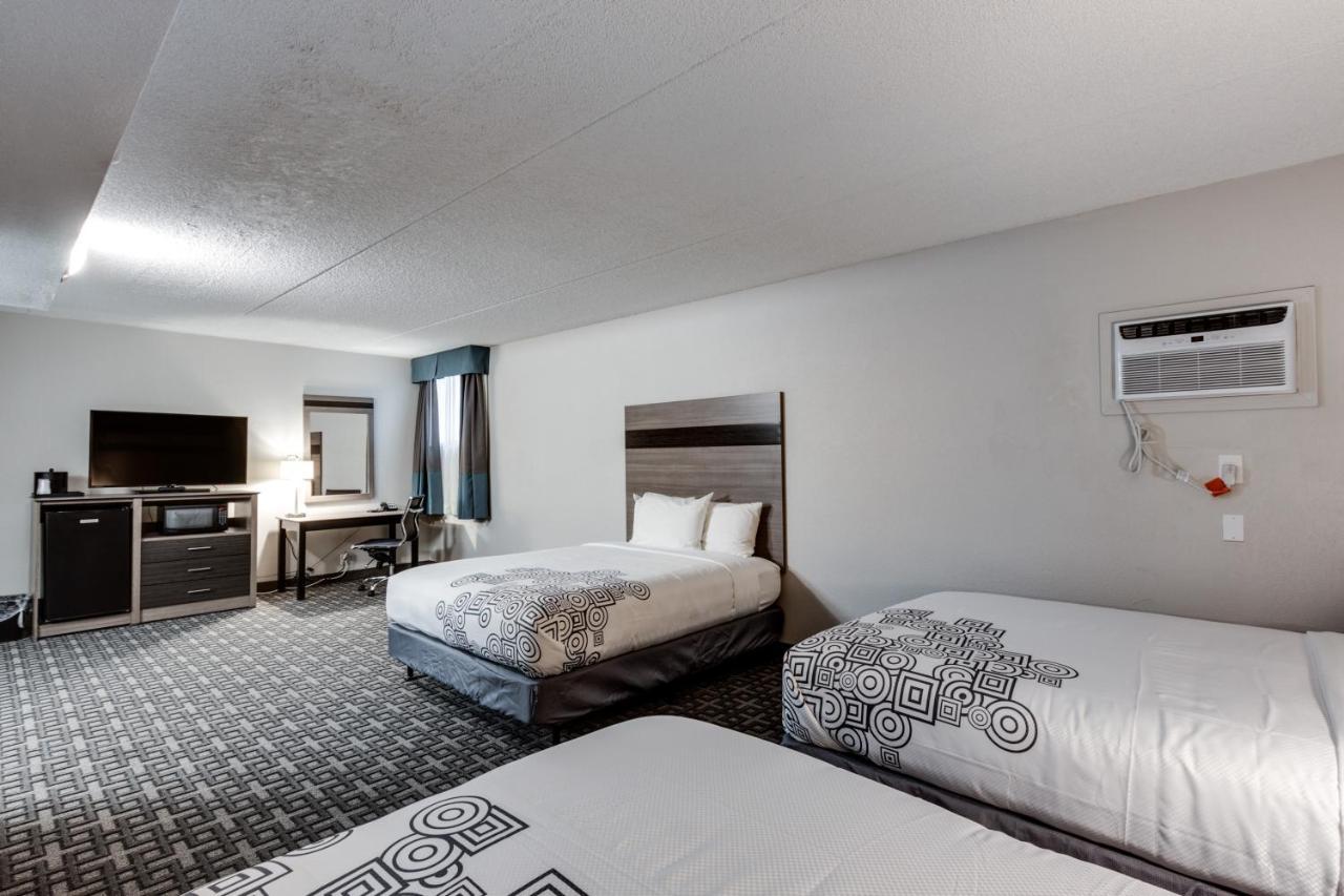 Suite Three Queen Beds Non-Smoking