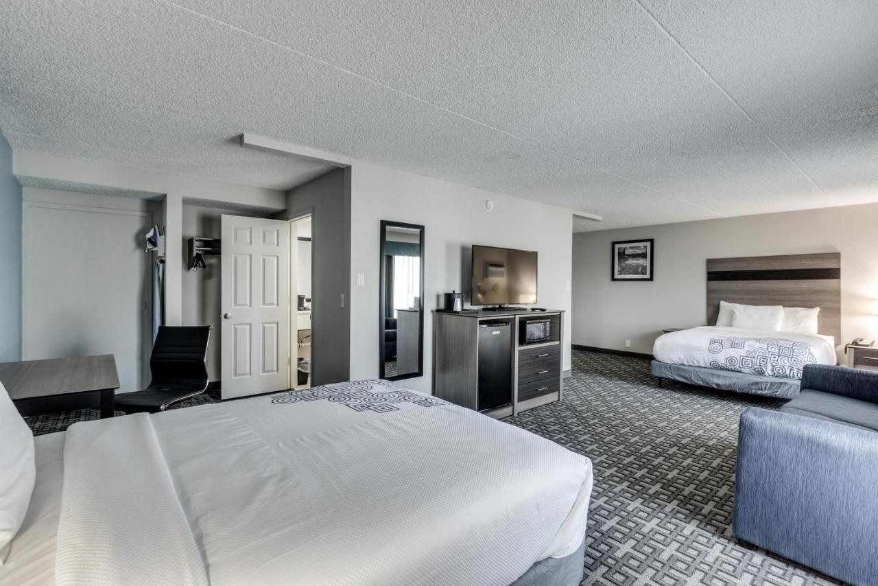 Suite Two Queen Beds Non-Smoking