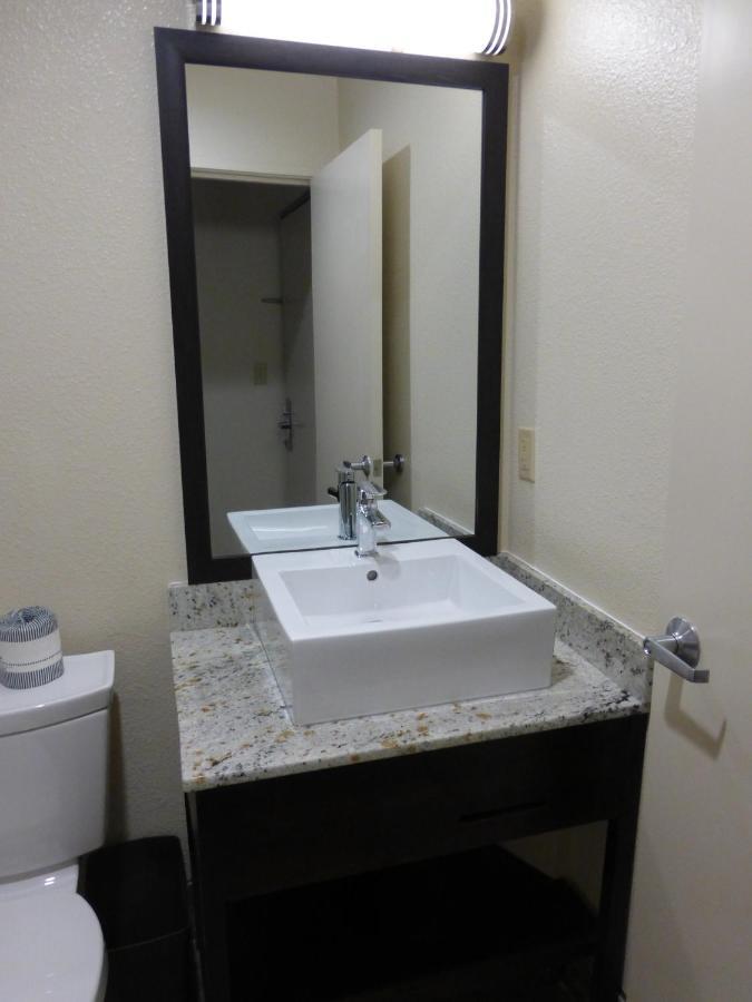Standard King Room Disability Access Roll-ln Shower Smoke Free