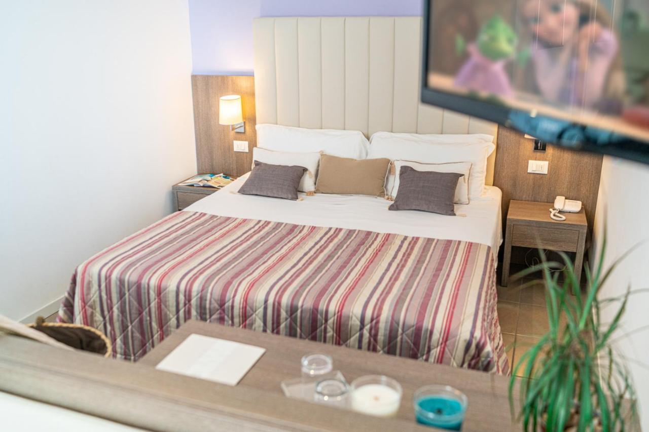 Deluxe Double or Twin Room with Balcony and Partial Sea View,1026534619:JPEG