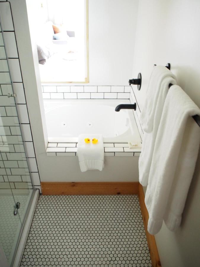 Deluxe Pool Studio Pet Friendly