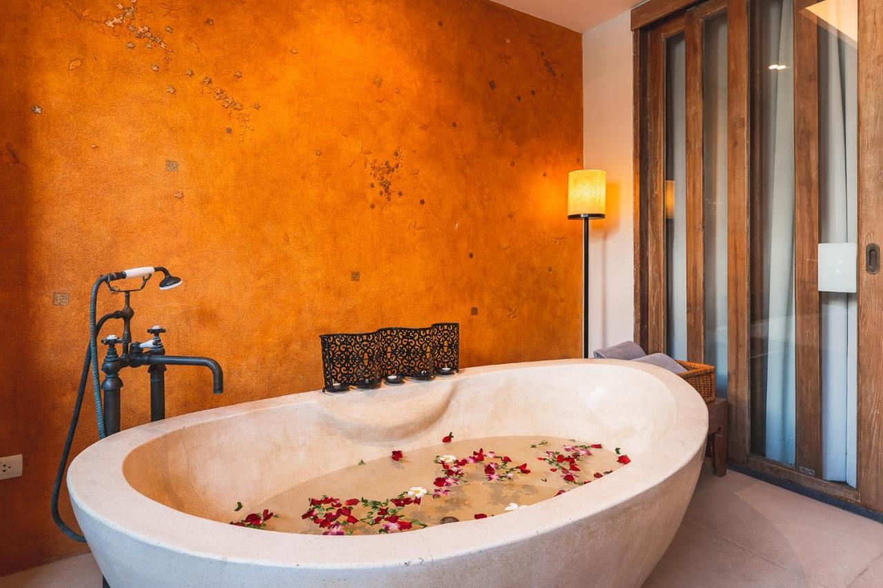 Honeymoon Suite