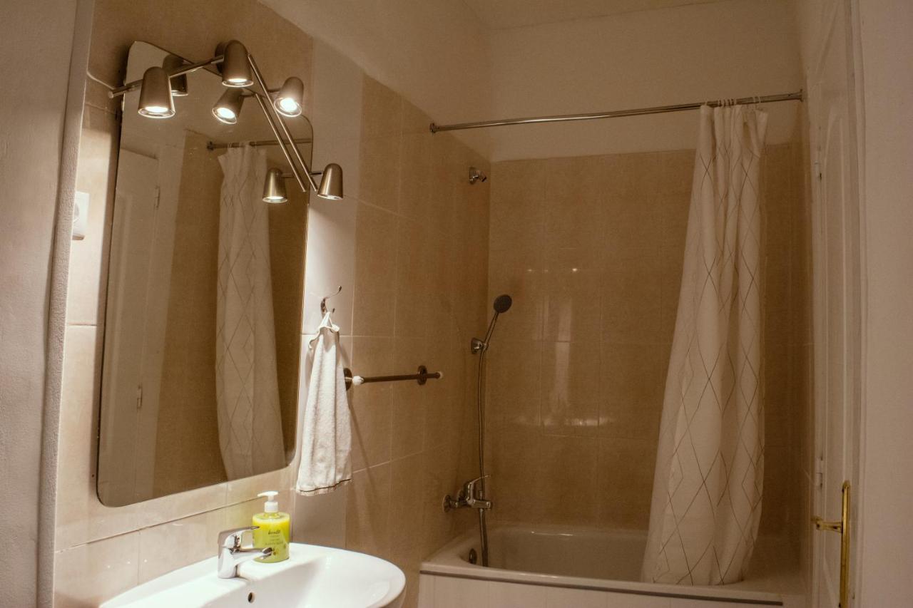 Quarto Duplo com Cama Extra e Casa de Banho Privada