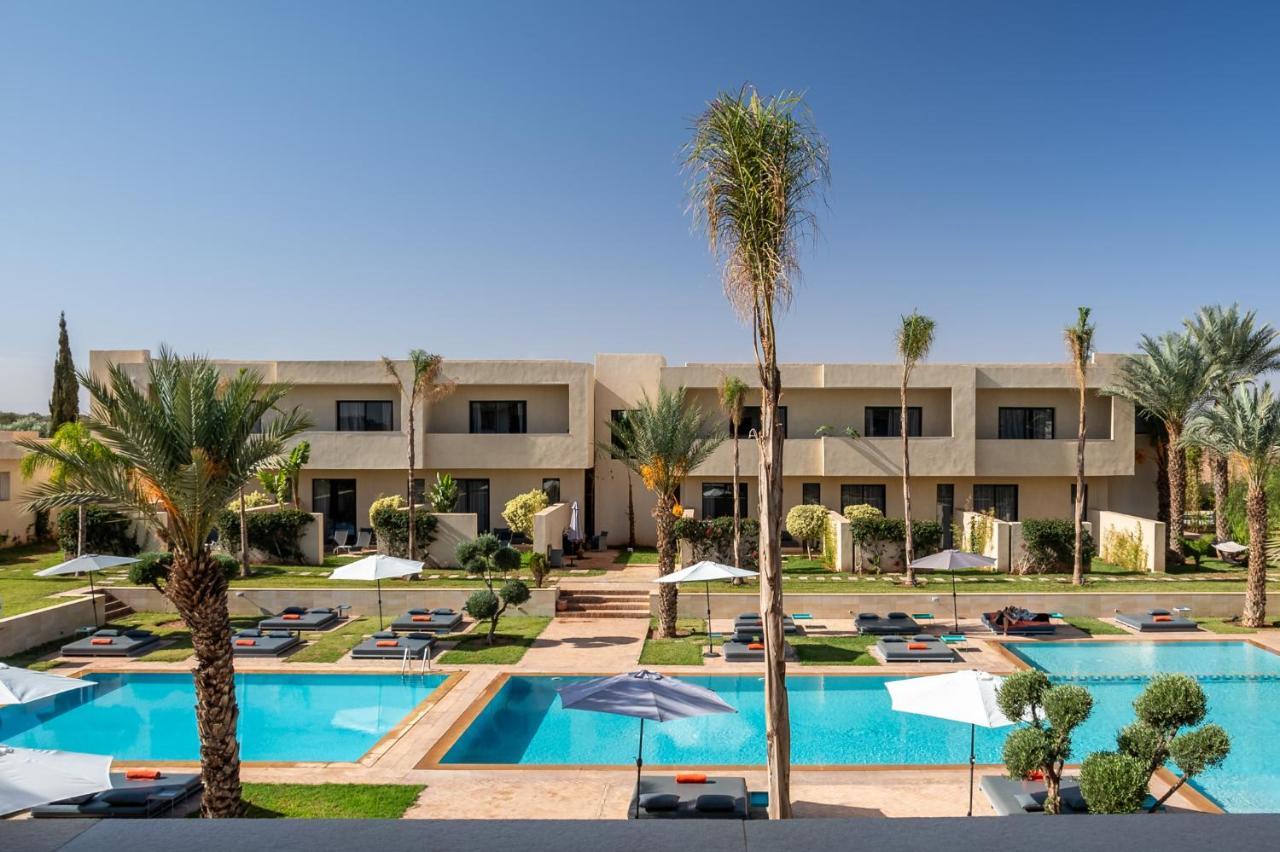 Suite met Kingsize Bed en Eigen Terras - Uitzicht op Zwembad