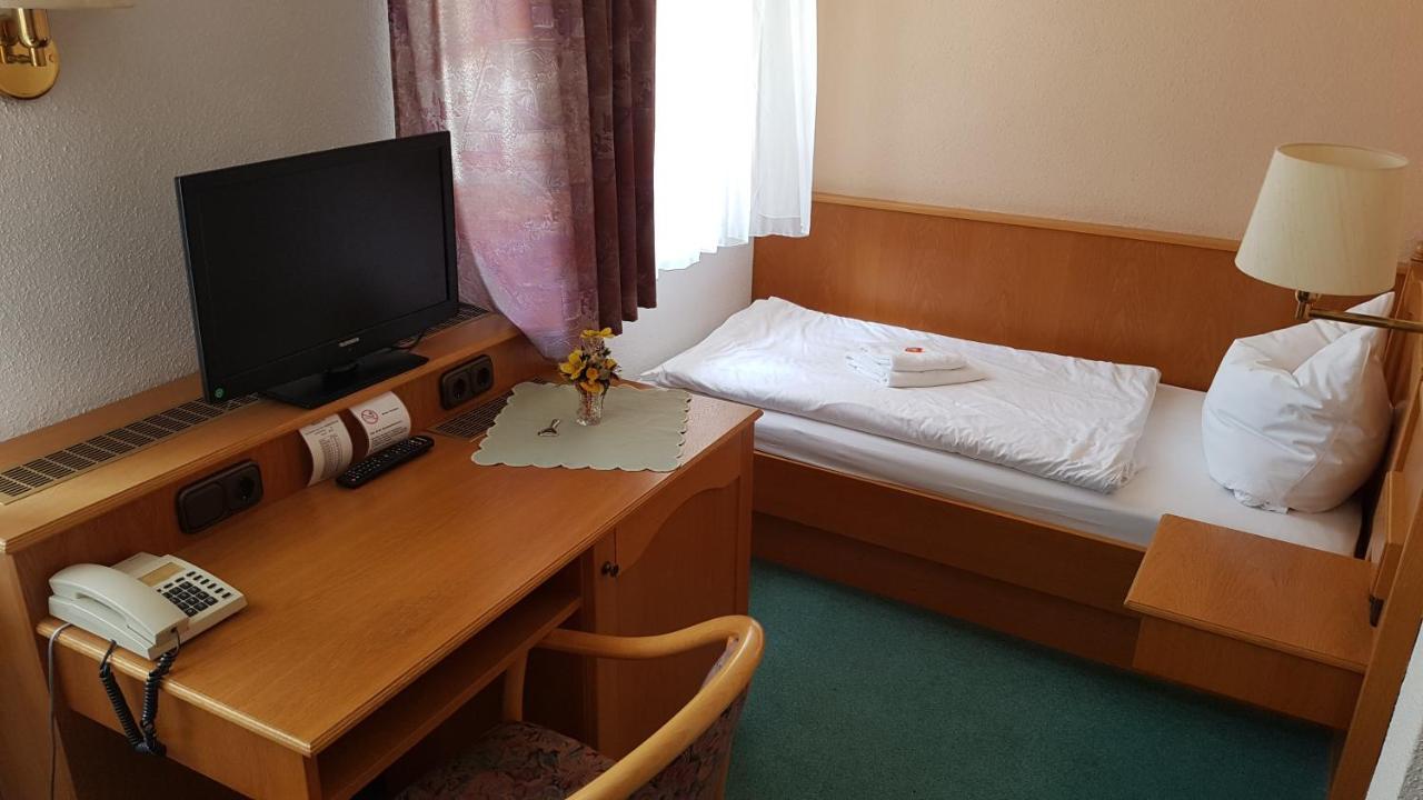 Zweibettzimmer mit Dusche
