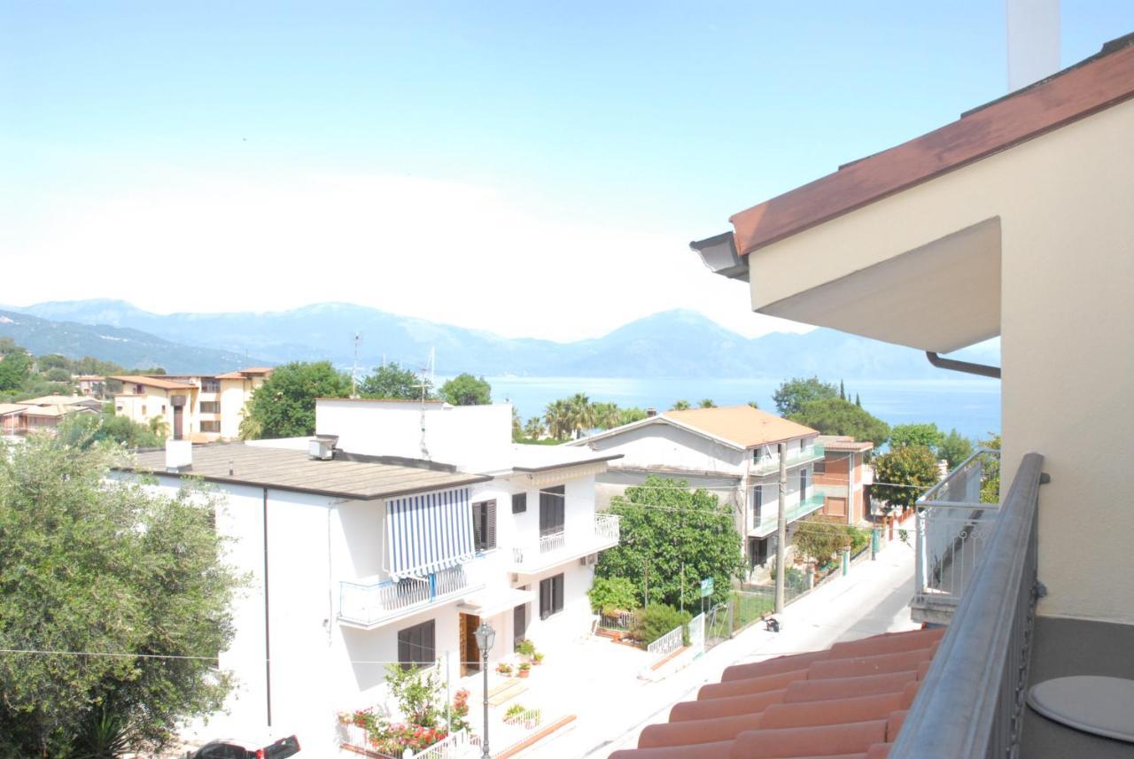 Camera Matrimoniale con Balcone e Vista Mare