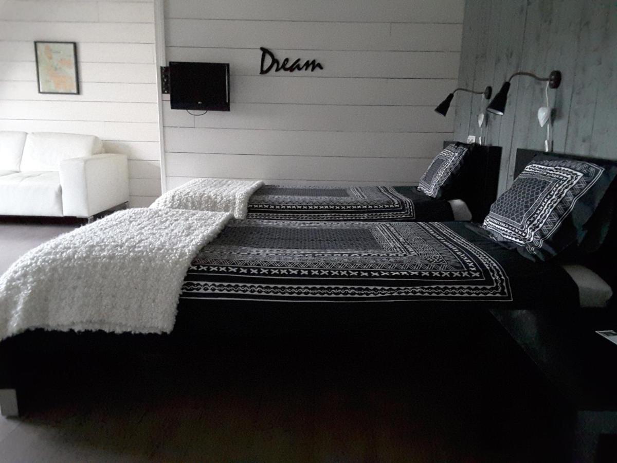 Deluxe Studio