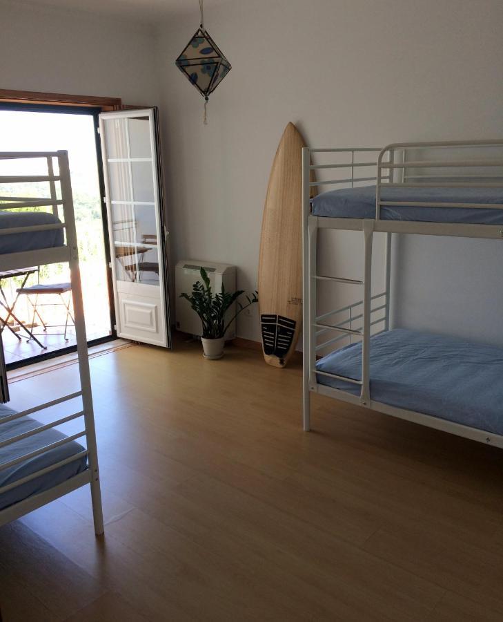 Cama num Dormitório Misto com 4 Camas