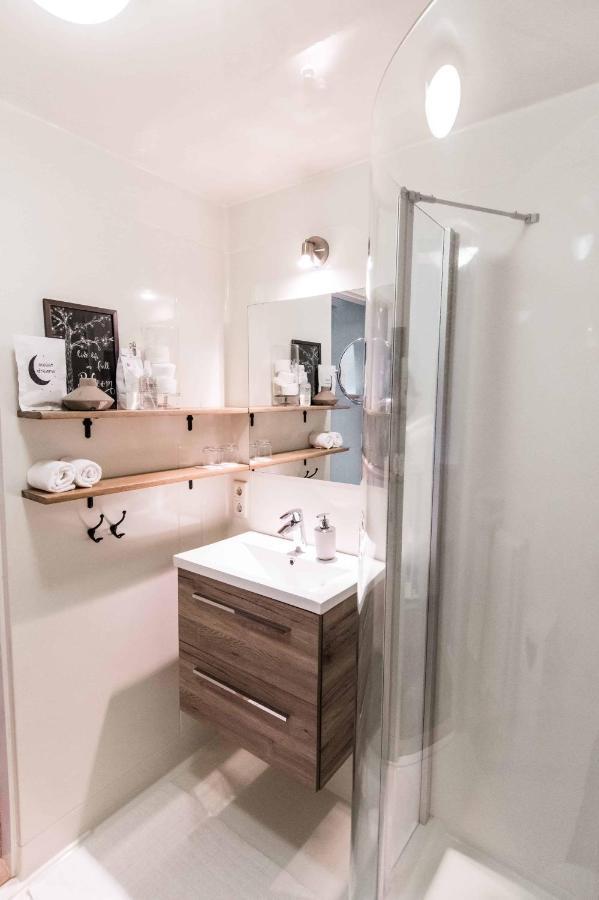 Deluxe Double Room Shower