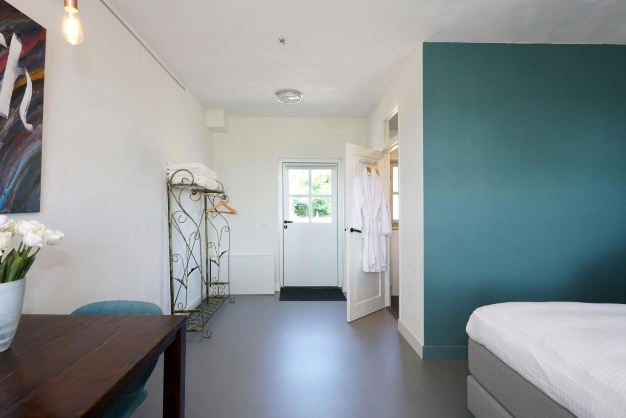 Deluxe Double Room Shower