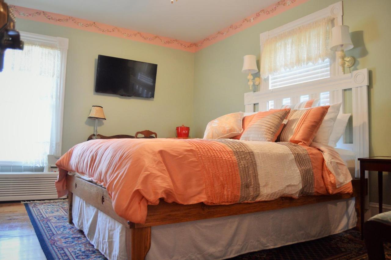 Queen Room Shenandoah