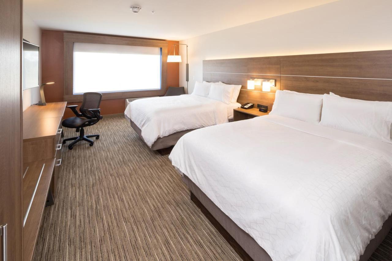 Standard Queen Room with River View